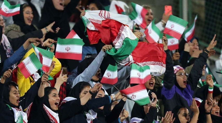 ملعب "آزادي" يشهد أول حضور نسوي لمباراة لكرة القدم في ايران