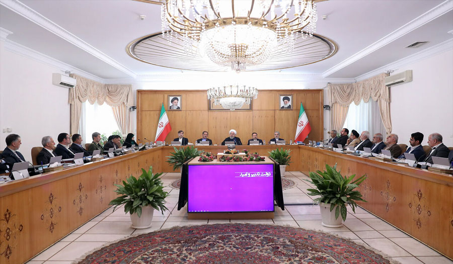 الرئيس روحاني يشيد بالعاملين وانخفاض البطالة في البلاد