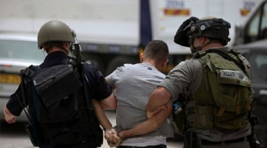 الاحتلال يعتقل 3 فلسطينيين ويصيب أحدهم في الضفة