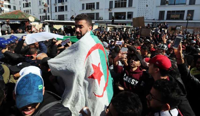 شعارات جديدة في احتجاجات اليوم الجمعة في الجزائر 