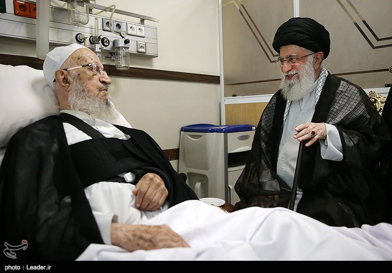 بالصور... قائد الثورة يزور آية الله مكارم شيرازي في المستشفى