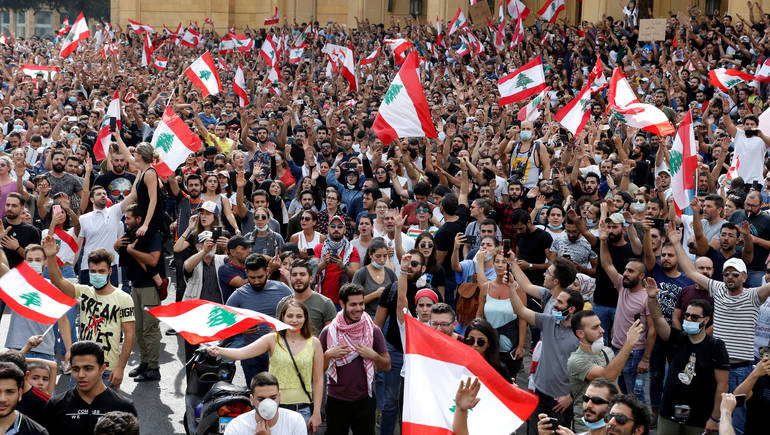 بيان المتظاهرين يطالب باستقالة الرئاسات اللبنانية الثلاث