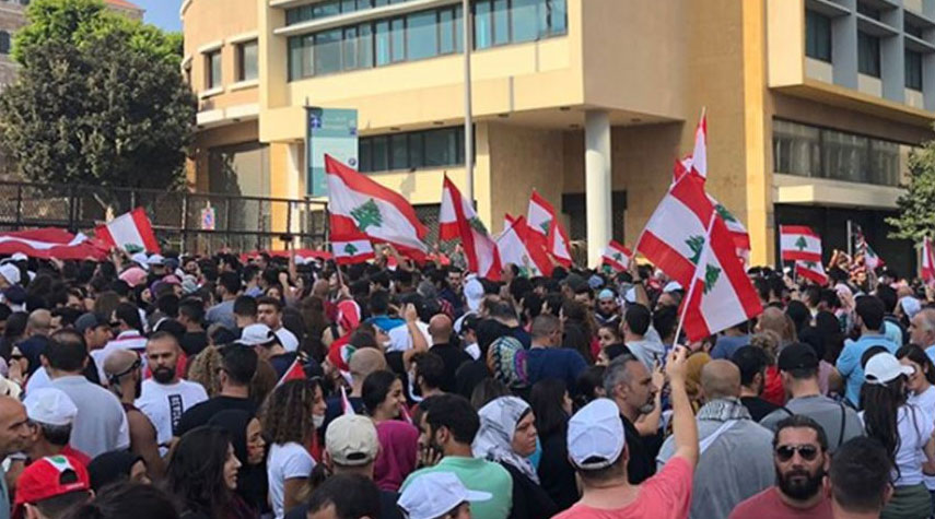 اللبنانيون يواصلون الاحتجاجات لليوم السادس