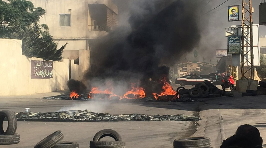 احتكاكات مع المتظاهرين خلال محاولة الجيش اللبناني فتح الطرقات