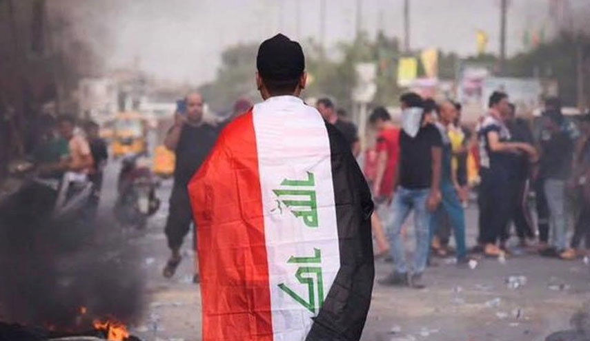 توافد المتظاهرين الى ساحة التحرير وسط بغداد 