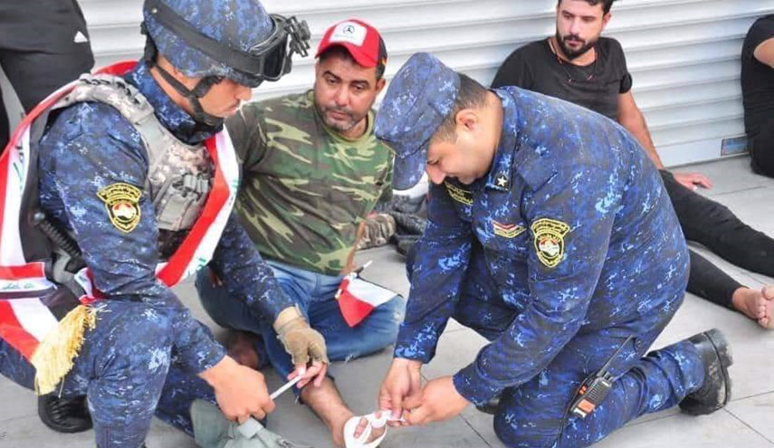الشرطة العراقية تقدم العلاج لمتظاهرين جرحى 