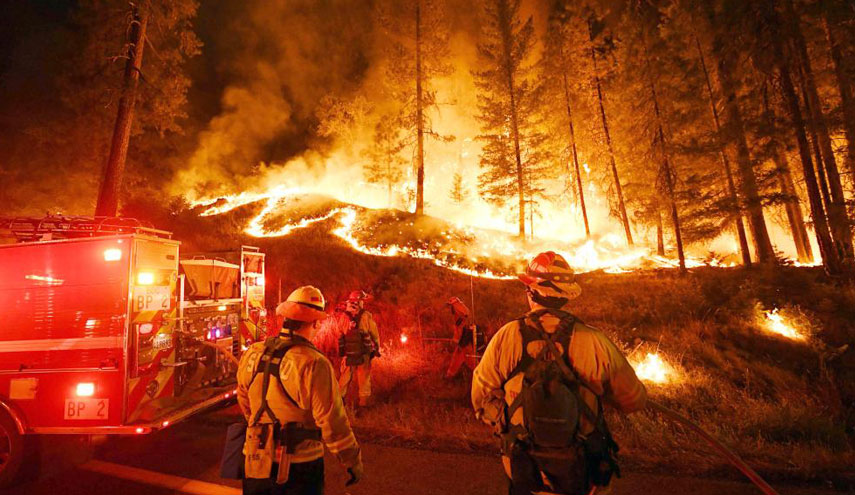 حرائق كاليفورنيا تضطر السلطات لإجلاء آلاف المواطنين 