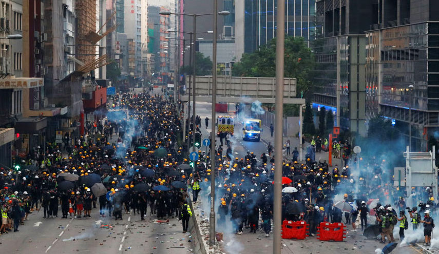 تواجد أمني مكثف لشرطة مكافحة الشغب في هونغ كونغ 
