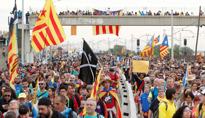 برشلونة تتحول لساحة معركة بين الشرطة الاسبانية ومتشددين 