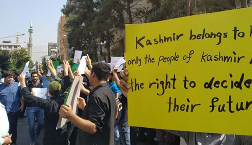 وقفة احتجاجية لطلاب الجامعات امام السفارة الهندية بطهران