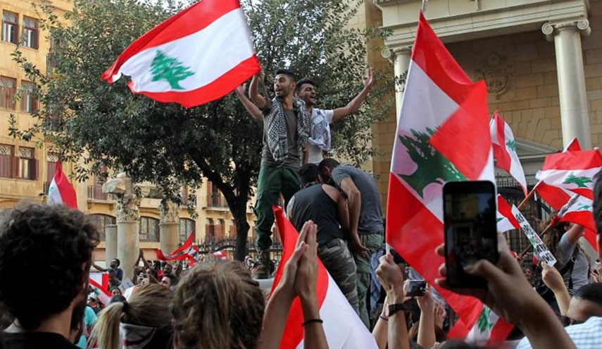 الجيش اللبناني يطلب من المتظاهرين فتح الطرق 