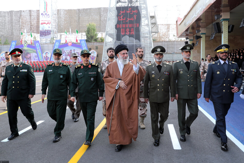 بالصور.. قائد الثورة يرعى مراسم تخريج ضباط الجيش الإيراني