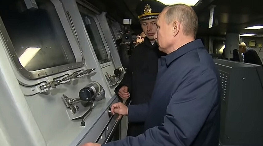 بوتين يتفقد "الطراد المدوي" في كالينينغراد