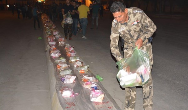 شاهد: شرطة كربلاء توزع 6000 وجبة عشاء على المتظاهرين 