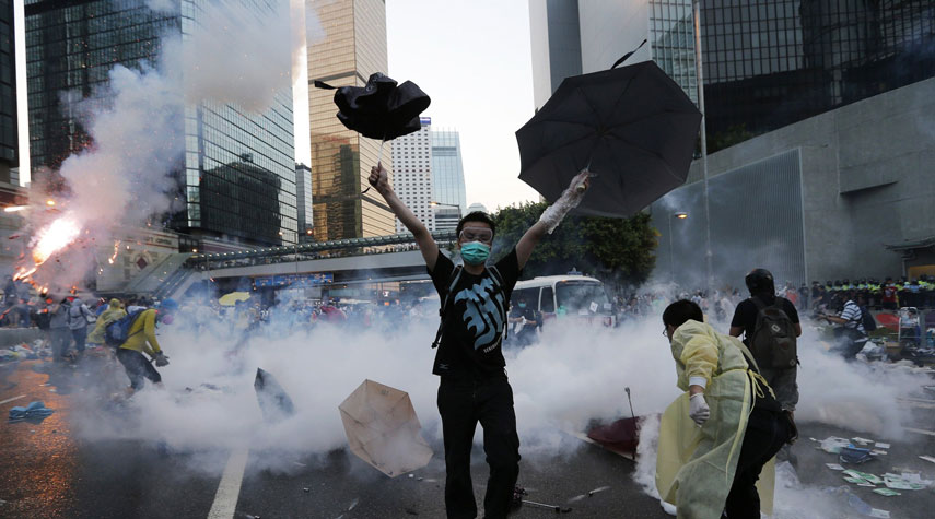 شرطة هونغ كونغ تستخدم الغاز المسيل للدموع لتفريق المتظاهرين