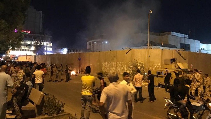 القنصل الإيراني : من حاصر مقرنا لا يمثل المتظاهرين العراقيين