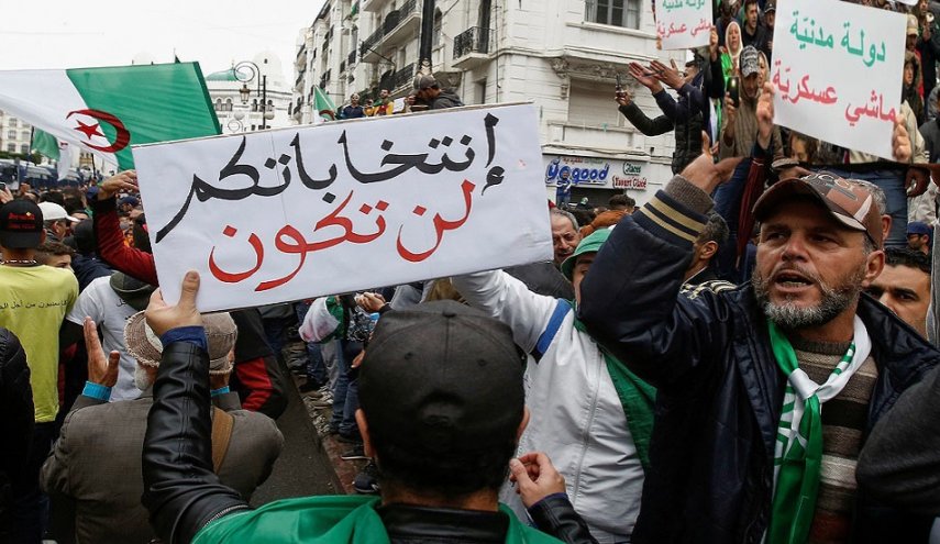  متظاهرون في مدن الجزائر يهتفون ضد الانتخابات الرئاسية 