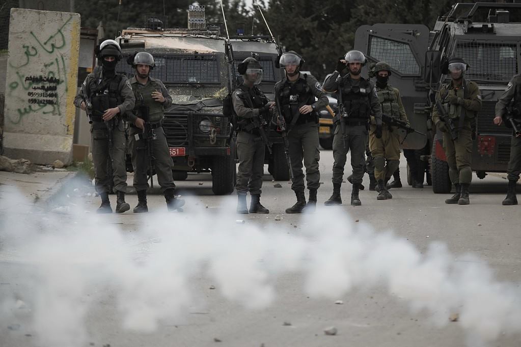 مواجهات بين شبان فلسطينيين وقوات الاحتلال بمخيم العروب