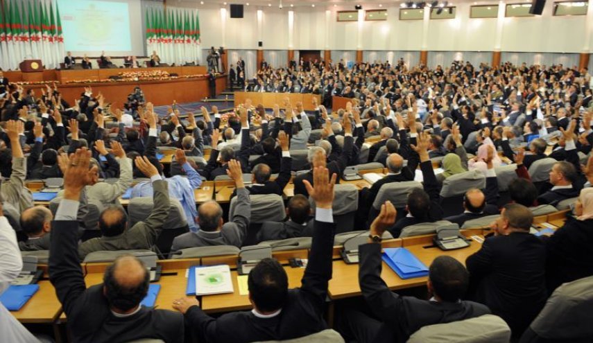 البرلمان الجزائري يصادق على قانون مثير للجدل
