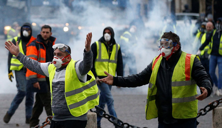 إطلاق الغاز المسيل للدموع لتفريق السترات الصفراء في باريس