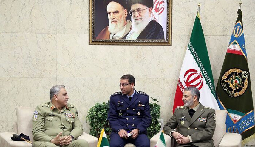 قائدا الجيشين الإيراني والباكستاني يبحثان توسيع التعاون الثنائي