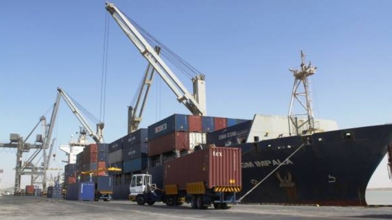 وزير النقل العراقي يعلن دخول 430 شاحنة الى ميناء ام قصر
