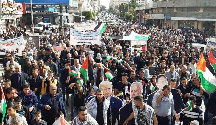 الاف المتظاهرين في فلسطين رفضا للقرارات الامريكية