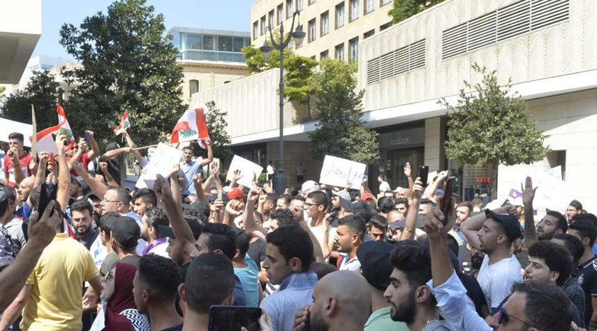 محتجون لبنانيون يحاصرون مبان حكومية في بيروت