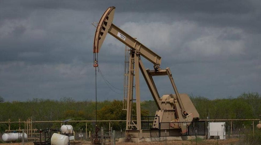 استطلاع: النفط سيظل تحت الضغط في 2020