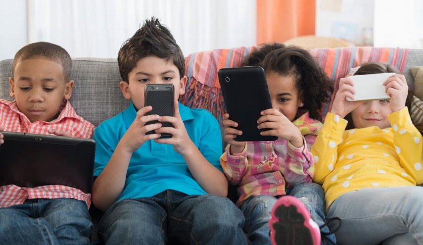 استخدام الهاتف الذكي وتأثيراته السلبية على الاطفال