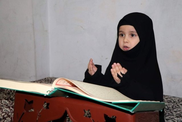 طفلة سورية بعمر أربع سنوات تحفظ القرآن الكريم