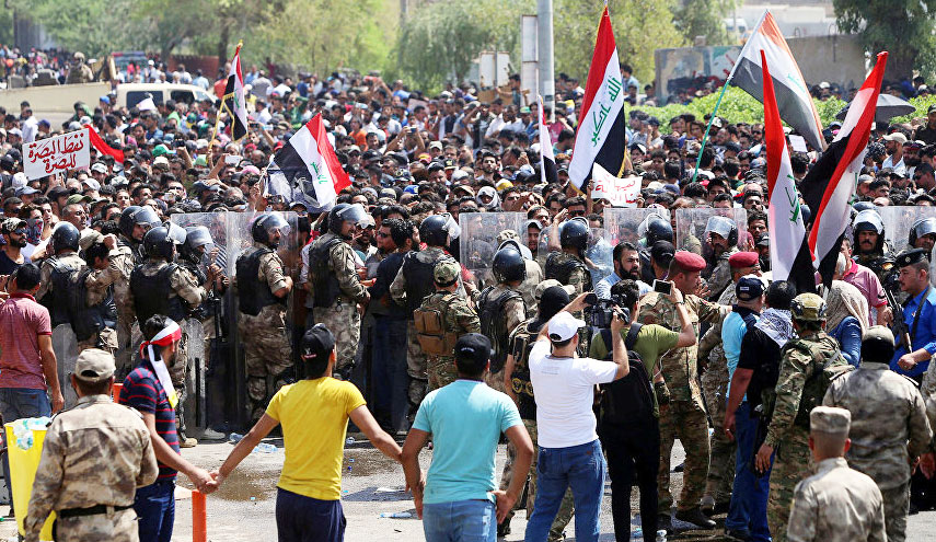 العراقيون يطالبون بطرد الجوكر الامريكي من التظاهرات 