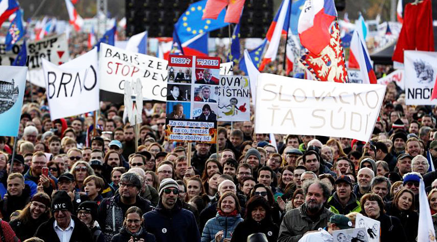تظاهرة في براغ تطالب باستقالة رئيس الوزراء
