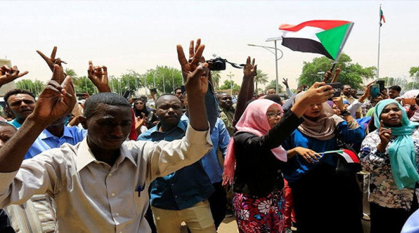 مسيرات حاشدة في السودان احتفالاً بمرور عام على الثورة