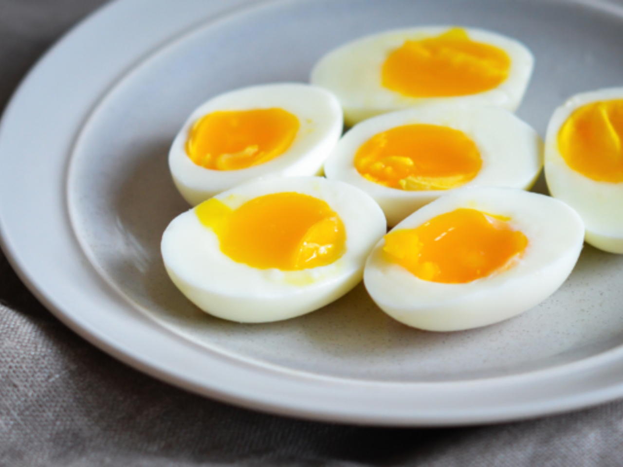 بيض مسلوق ومغلف يرتبط بعدوى خطيرة تفشت في امريكا!