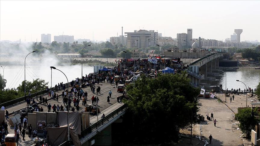 المتظاهرون ينسحبون من جسر الأحرار وساحة الوثبة في بغداد