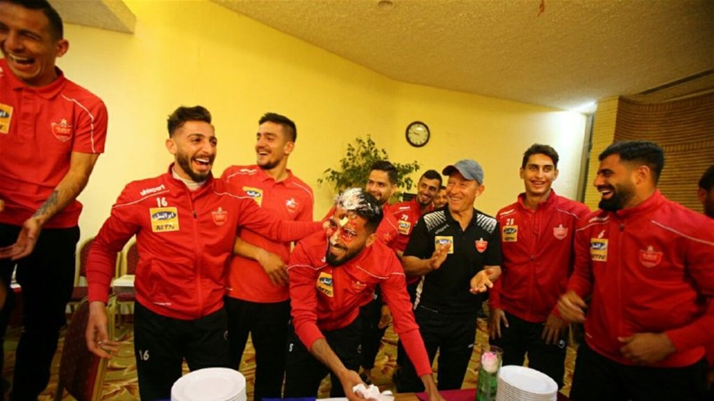  بالصور.. هكذا احتفل لاعبو بيرسبوليس بعيد ميلاد بشار رسن 