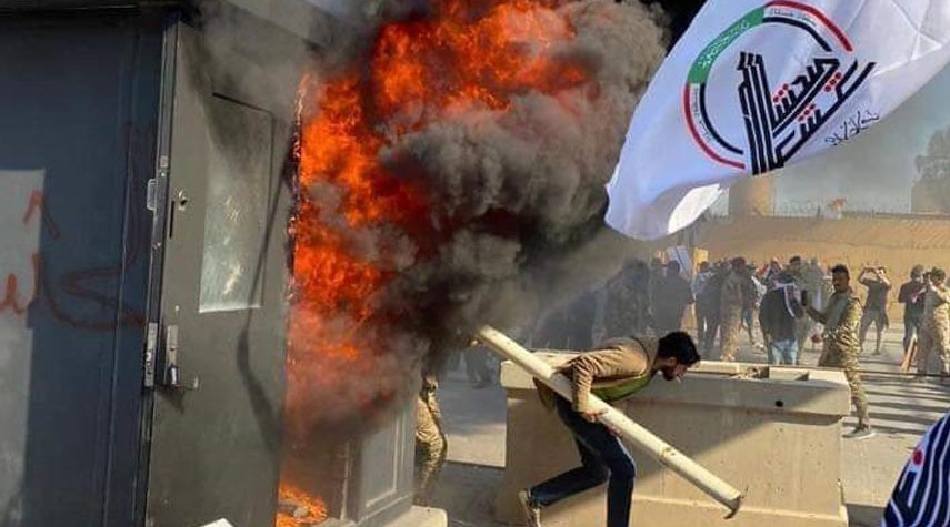 المحتجون يحرقون الباب الثاني للسفارة الامريكية في بغداد