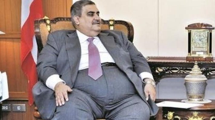 ملك البحرين يقيل وزير خارجيته!