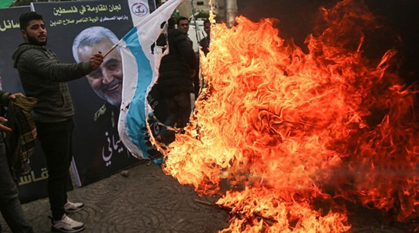 بالصور..حرق العلم الاميركي أمام خيمة عزاء للشهيد سليماني في غزة