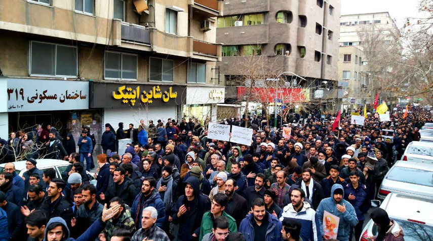 بالصور..آلاف الطلبة الجامعيين الإيرانيين يدعون للثأر للشهيد سليماني
