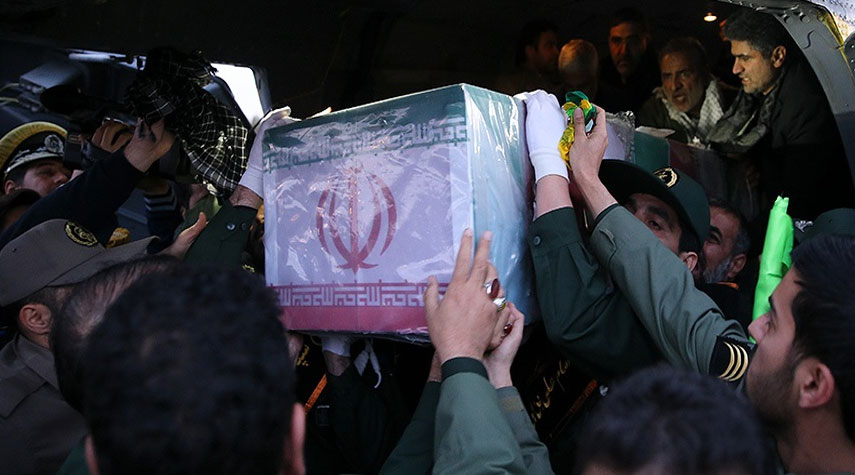 استقبال كبير لجثمان الشهيد سليماني في مطار كرمان