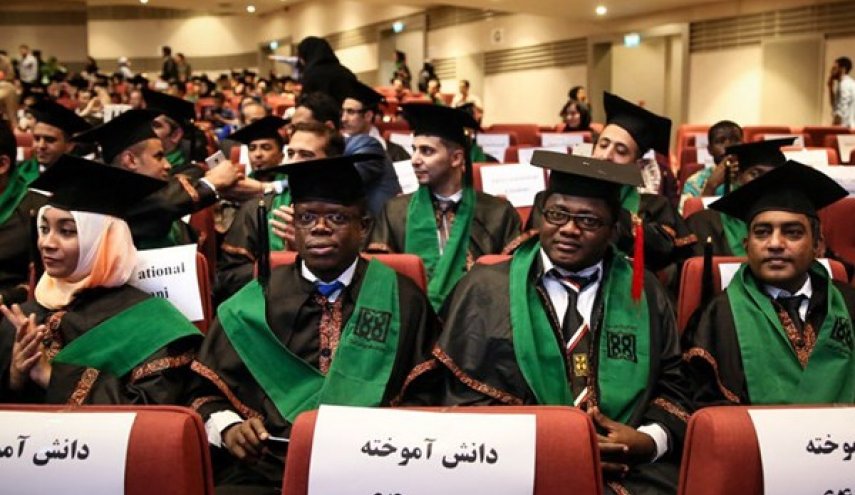 الاف الطلاب الاجانب يدرسون في الجامعات الايرانية
