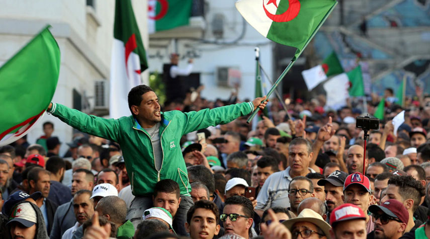 احتجاجات الجزائر تطالب باصلاحات سياسية