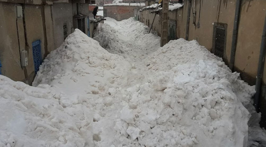 الثلوج تحاصر 135 قرية في شمال غرب ايران