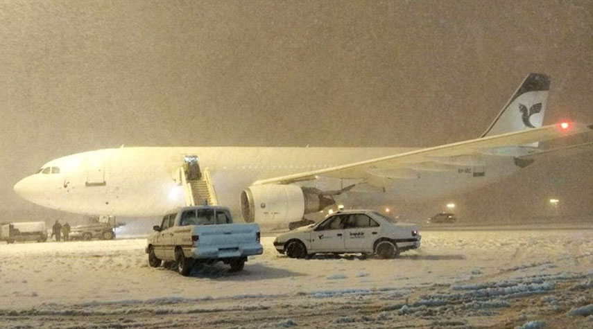 الثلوج تشل حركة الطائرات في مطار مهرآباد بطهران