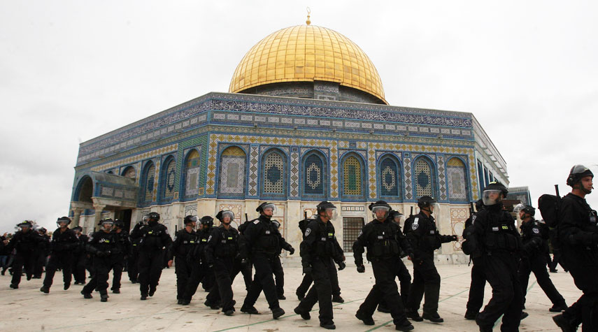 قوات الإحتلال تمنع الفلسطينيين من الصلاة في الاقصى