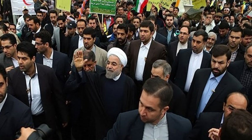 الرئيس الايراني يشارك بمسيرات ذكرى انتصار الثورة الاسلامية