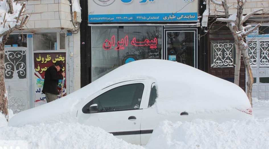 بالصور... الثلوج الكثيفة تشل الحياة في عدة مناطق شمال ايران