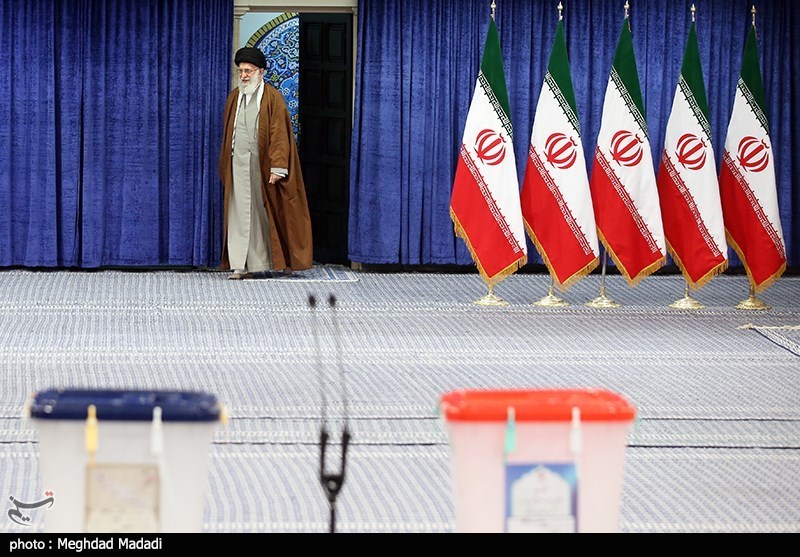 بالصور .. قائد الثورة الاسلامية يدلي بصوته في الانتخابات